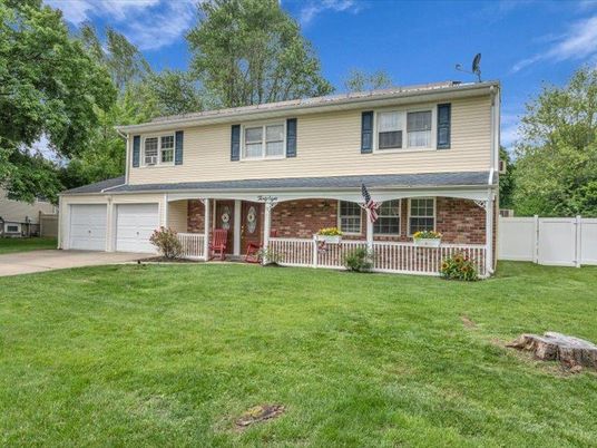 Attached, Exterior, Facade, Brick Facade, Raised Ranch
