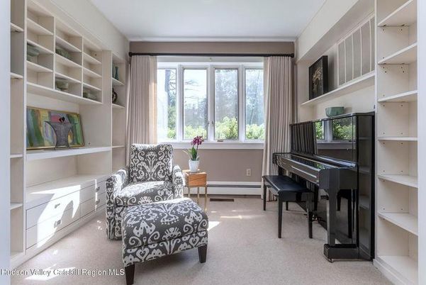 Interior, Piano