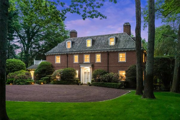 Exterior, Facade, Brick Facade, Georgian