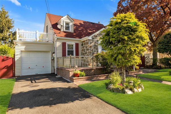 Attached, Exterior, Facade, Cape Cod