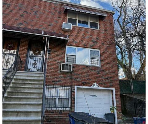 Attached, Exterior, Facade, Brick Facade, Rowhouse