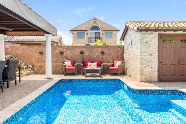 Exterior, Pool