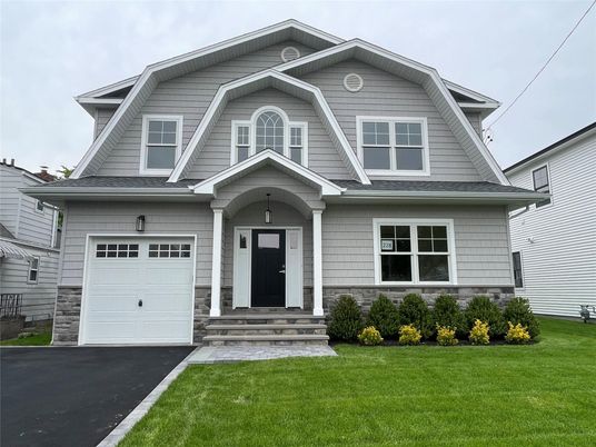 Attached, Exterior, Facade, American Craftsman