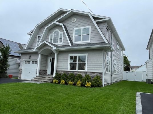 Attached, Exterior, Facade, American Craftsman