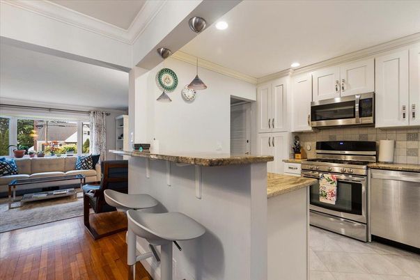 Interior, Kitchen, Living room, Pendant Lights, Recessed Lighting, Stainless Steel Appliances, Wood Texture Flooring