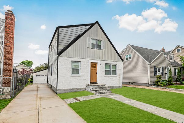 Exterior, Facade, Farmhouse