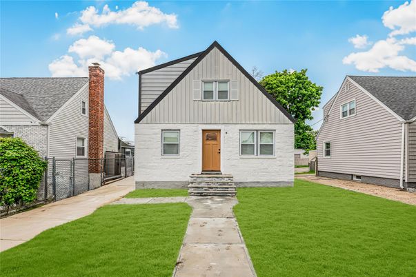 Exterior, Facade, Farmhouse