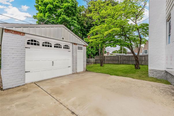 Detached Garage, Exterior