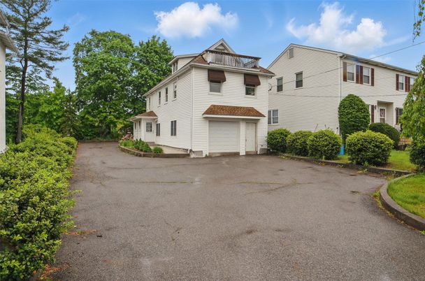 Attached, Exterior, Facade, Farmhouse