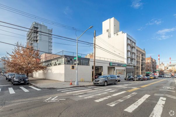 Exterior, Facade, Highrise