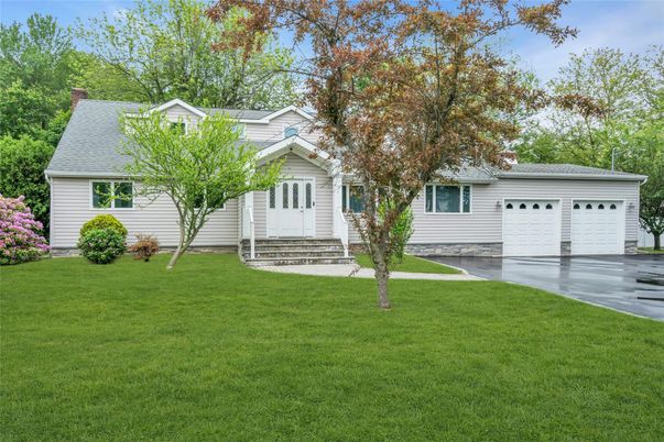 Attached, Exterior, Facade, Cape Cod
