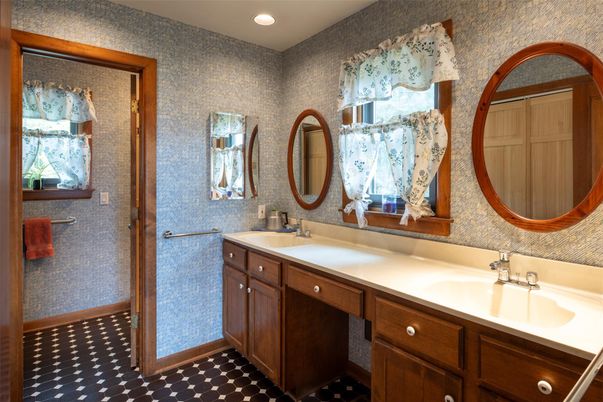 Bathroom, Dual Sink Vanities, Interior, Recessed Lighting