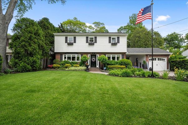 Attached, Exterior, Facade, Brick Facade, Raised Ranch