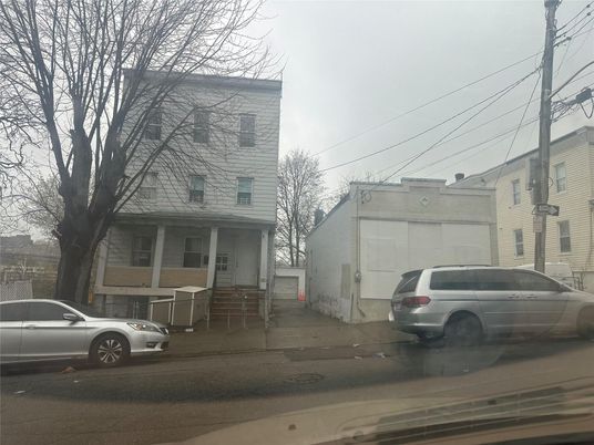 Exterior, Facade, Queen Anne Victorian