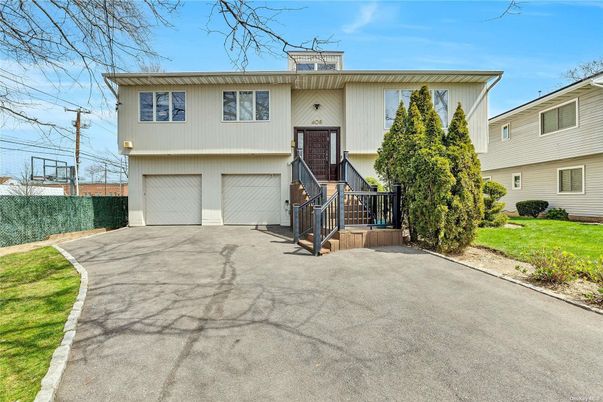 Attached, Exterior, Facade, Raised Ranch