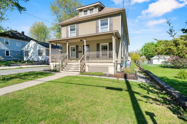 Exterior, Facade, American Foursquare