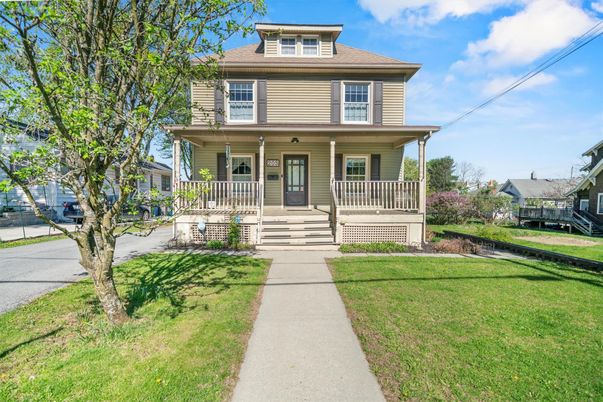 Exterior, Facade, American Foursquare
