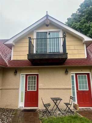 Exterior, Facade, Split Level
