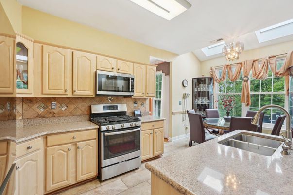 Chandelier, Dining room, Interior, Kitchen, Stainless Steel Appliances