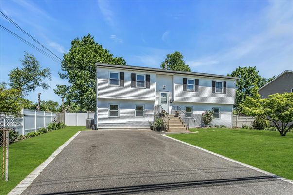 Exterior, Facade, Raised Ranch