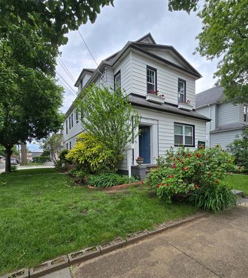 Exterior, Facade, Queen Anne Victorian