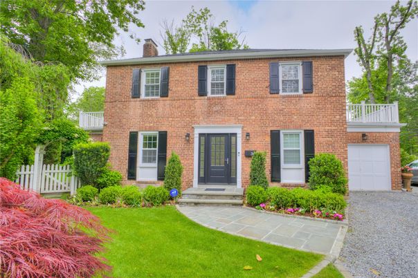 Attached, Exterior, Facade, Brick Facade, Georgian