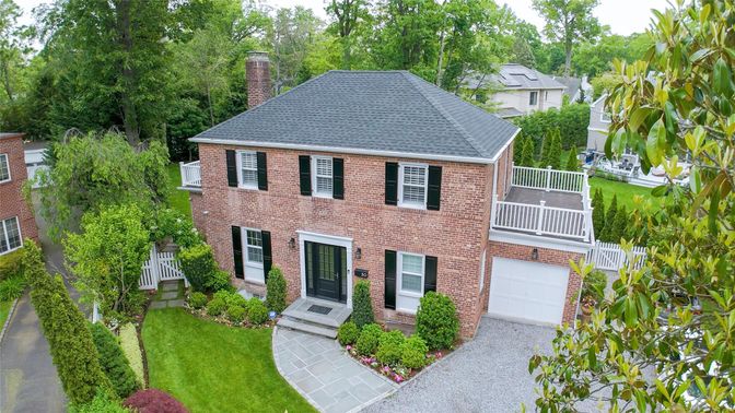Attached, Exterior, Facade, Brick Facade, Georgian