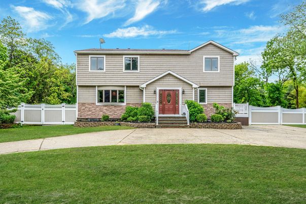 Exterior, Facade, Raised Ranch