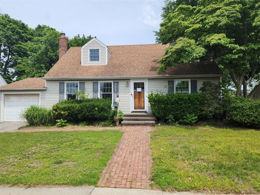 Attached, Exterior, Facade, Cape Cod