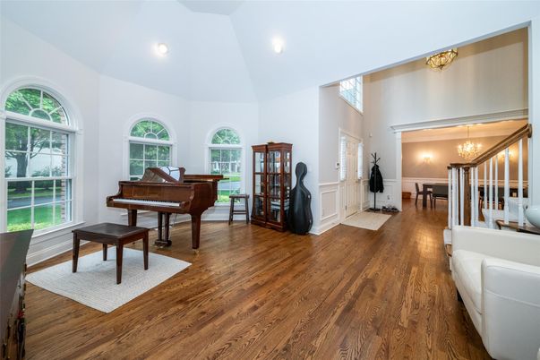 Chandelier, Interior, Piano, Recessed Lighting, Wood Texture Flooring