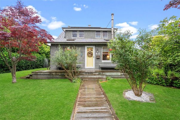 Exterior, Facade, American Foursquare