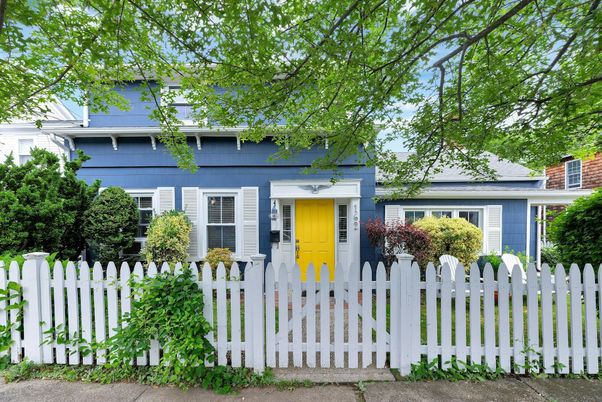 Exterior, Facade, American Foursquare