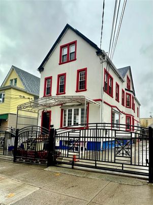 Exterior, Facade, Queen Anne Victorian