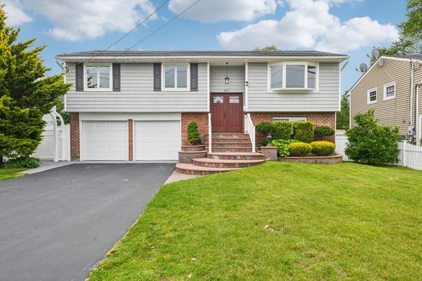 Attached, Exterior, Facade, Brick Facade, Raised Ranch