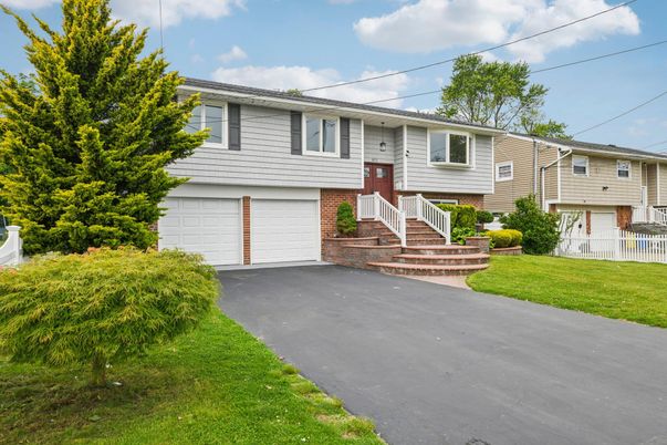 Attached, Exterior, Facade, Brick Facade, Raised Ranch
