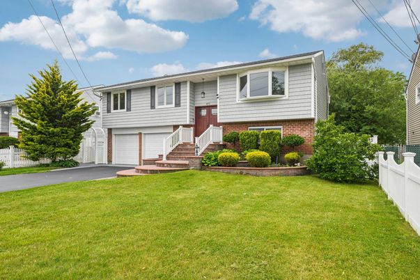 Attached, Exterior, Facade, Brick Facade, Raised Ranch