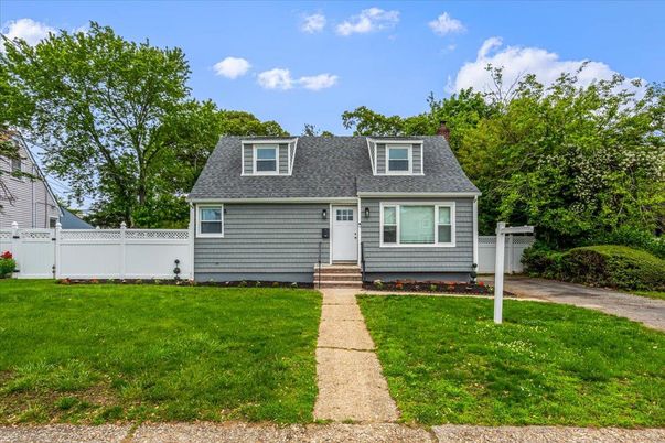 Exterior, Facade, Cape Cod
