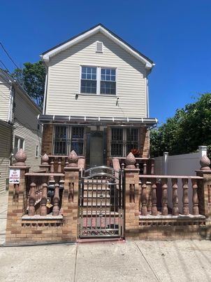 Exterior, Facade, Brick Facade, American Craftsman