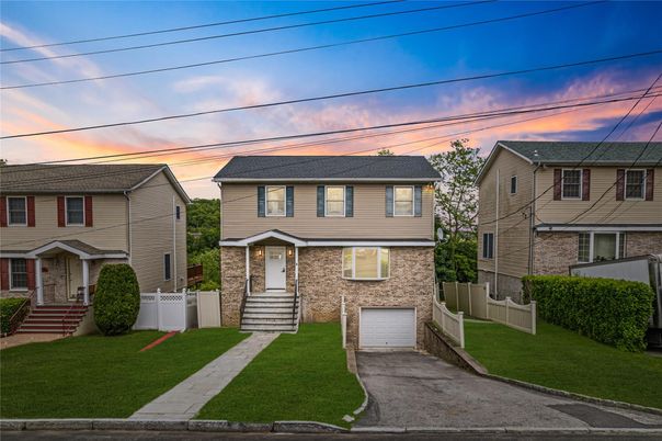 Attached, Exterior, Facade, Brick Facade, Raised Ranch