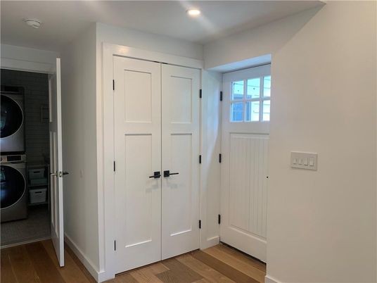 Interior, Recessed Lighting, Washer, Wood Texture Flooring