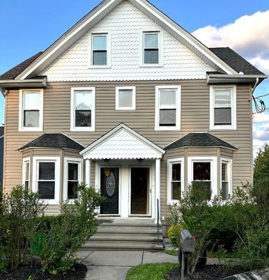 Exterior, Facade, Queen Anne Victorian