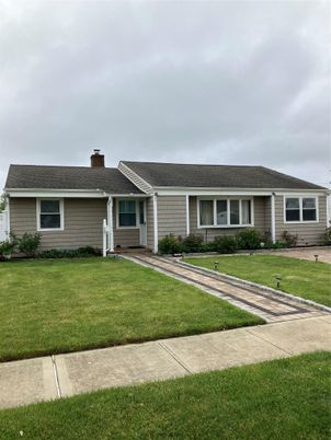 Exterior, Facade, Ranch