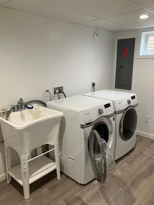 Interior, Recessed Lighting, Washer, Wood Texture Flooring