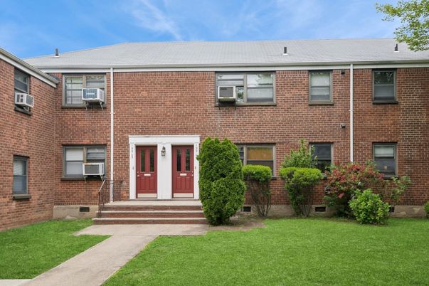 Exterior, Facade, Brick Facade, Rowhouse