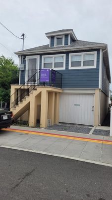 Attached, Exterior, Facade, Split Level