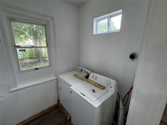 Interior, Washer, Wood Texture Flooring