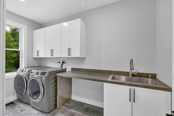 Interior, Recessed Lighting, Washer, Wood Texture Flooring