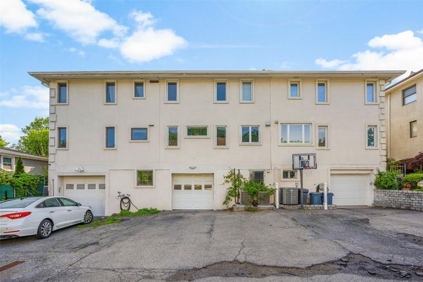 Attached, Exterior, Facade, Rowhouse