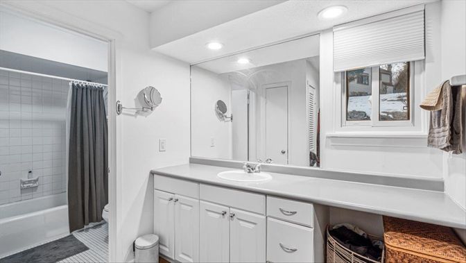 Bathroom, Interior, Recessed Lighting