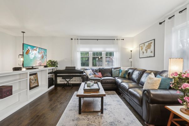 Interior, Living room, Pendant Lights, Piano, Wood Texture Flooring